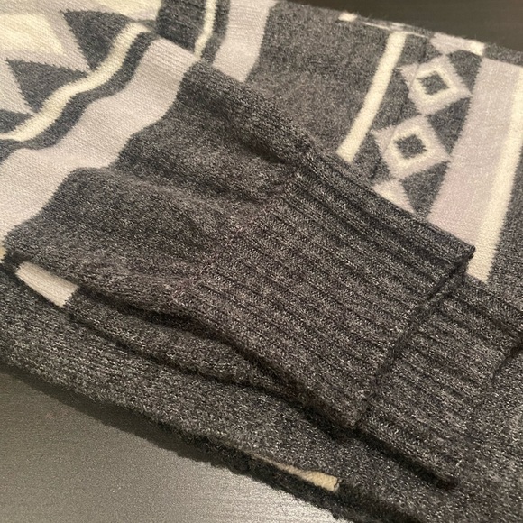 Alison Andrew’s Gray Sweater Size Medium - Picture 7 of 7